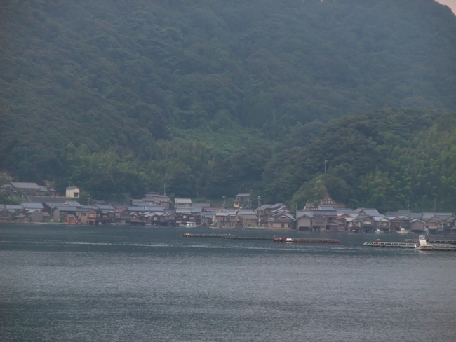 伊根舟屋丹後半島サイクリング・ジオパークの海岸沿いを行