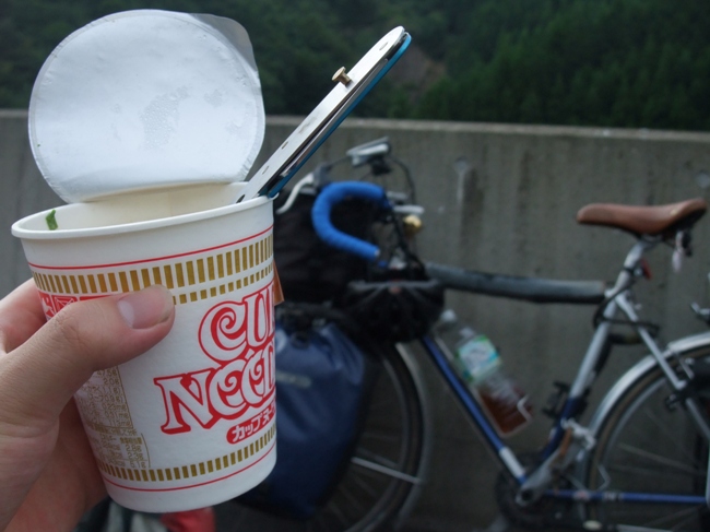 丹後半島サイクリング・ジオパークの海岸沿いを行