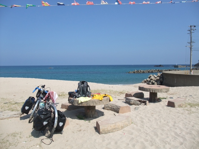 丹後半島サイクリング・ジオパークの海岸沿いを行