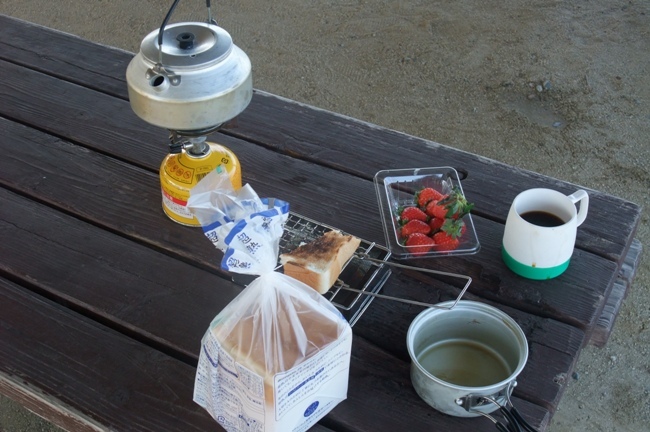 キャンプツーリングの朝食